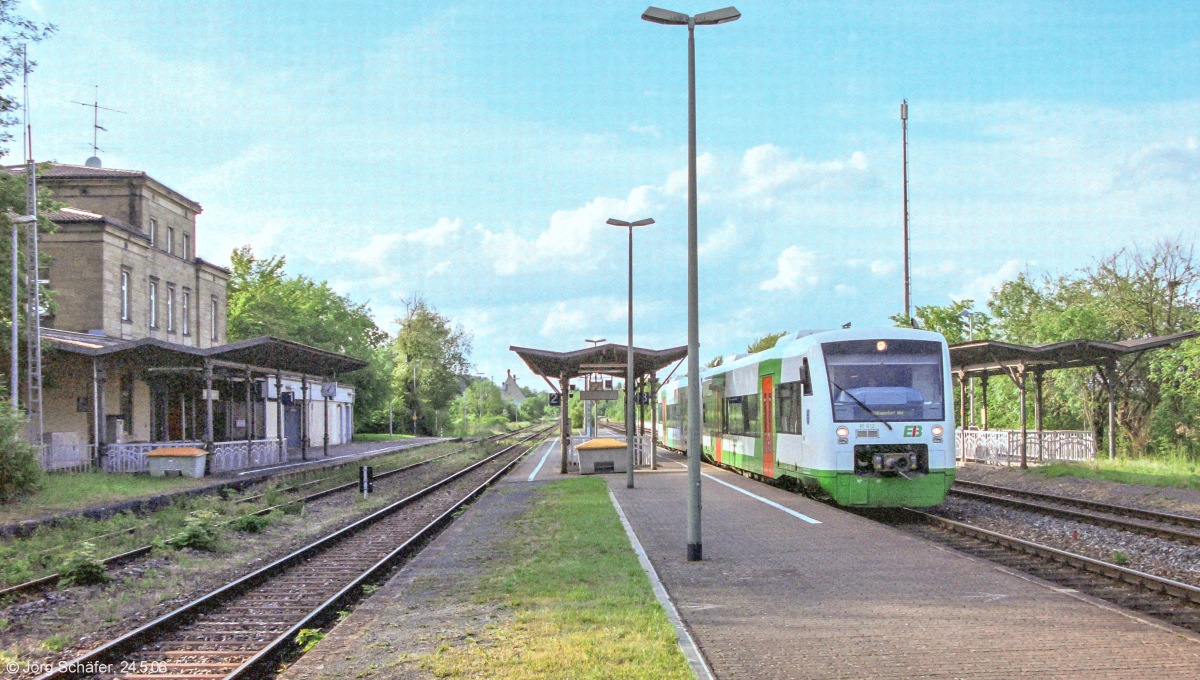 Der EiB-VT 023 hielt am 24.5.06 in Ebenhausen auf Gleis 3. Das Empfangsgebäude am linken Bildrand ist in der Bayerischen Denkmalliste registriert. 