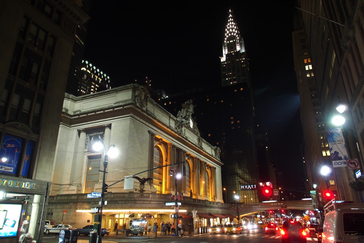 Der eigentlich ziemlich imposante Bahnhof  Grand Central Station  - inmitten des Gebäude-Ensembles Manhattans wirkt er doch ziemlich klein.
Schemenhaft links hinter dem Gebäude befindet sich das  MetLife-Building , das ehemalige  PanAm-Building . 
Rechts hinter dem Bahnhof befindet sich das  Chrysler-Building , dessen markante Spitze erleuchtet ist.

New York City, der 18.06.2014