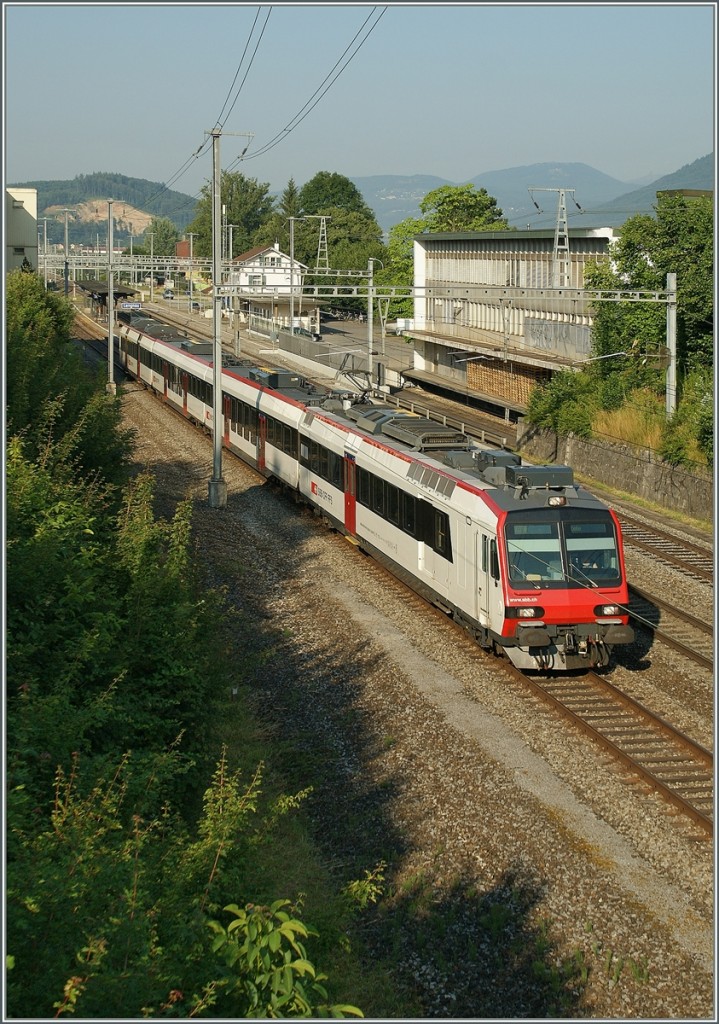 Der von einem Domino geführte RE 2663 Biel/Bienne - Delle verlässt in Lengnau die SBB Jurasüdfuss Linie, um auf dem MLB (Münster-Lengnau-Bahn) der BLS Richtung Jura zu fahren.
22. Juli 2013