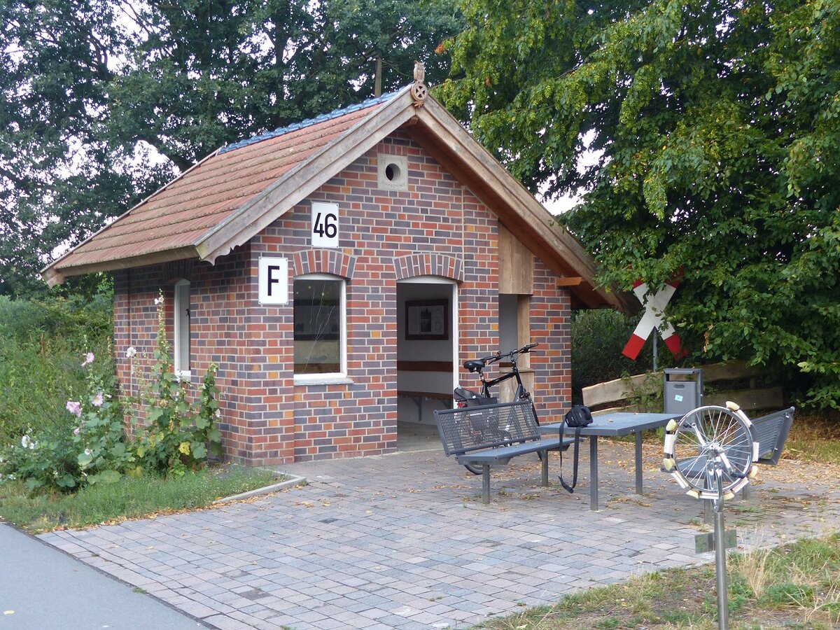 Der von einem Verein wiederaufgebaute und nun als  Pausenhäuschen  dienende Posten 46 an der RadBahn Münsterland (ehem. Strecke Rheine - Coesfeld) in der Bauerschaft Niedern bei Horstmar (Bz. Münster), 2018
