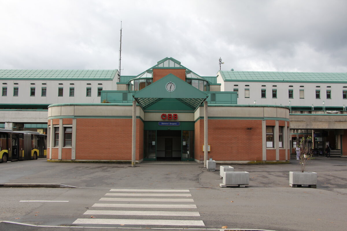 Der Eingang des alten Empfangsgebäudes am Bahnhof Bregenz am 26.10.2025.