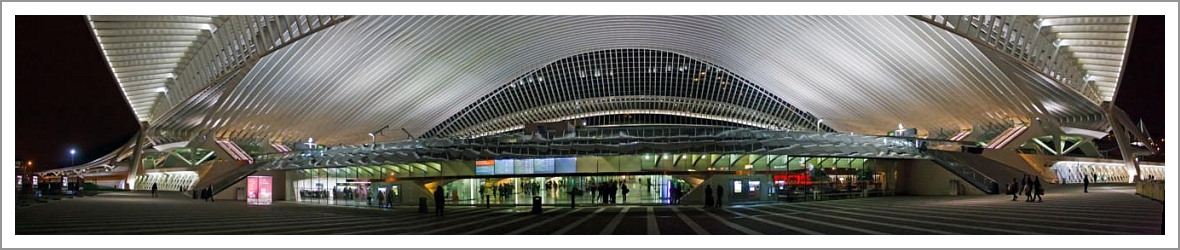 Der Eingang zum monomentalen Bahnhof Liège Guillemins (Lüttich) im abendlichem Licht, am 23.11.2013. 
Hier habe ich aus 3 Bildern ein Panoramabild gemacht.
