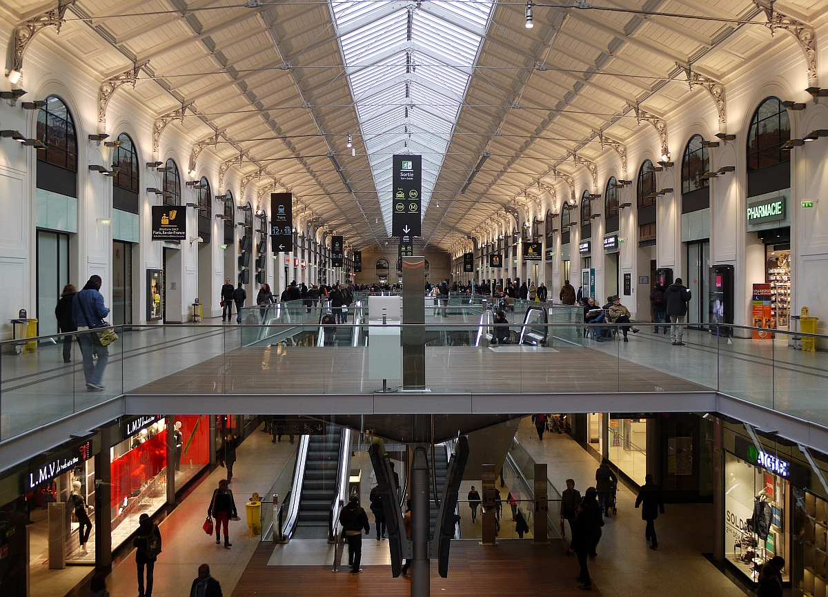 Der Eingangsbereich zum Pariser Bahnhof  Saint-Lazare  ist gerade frisch renoviert und zum Einkaufszentrum umgestaltet worden. 16.1.2014  