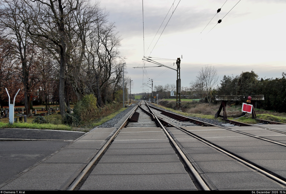 Der eingleisige Streckenabschnitt zwischen Angersdorf und den Buna-Werken gewinnt für den Güterverkehr in den letzten Jahren immer mehr an Bedeutung. Die Betriebsstelle in Holleben besitzt ein Ausweichgleis und wurde vor nicht allzu langer Zeit saniert. Am nach wie vor wärterbedienten Bahnübergang (Bü) Mühlenstraße laufen Richtung Buna-Werke beide Gleise wieder zusammen. Der alte Prellbock im Stumpfgleis ist geblieben.

🚩 Bahnstrecke Merseburg–Halle-Nietleben (KBS 588)
🕓 4.12.2020 | 15:14 Uhr