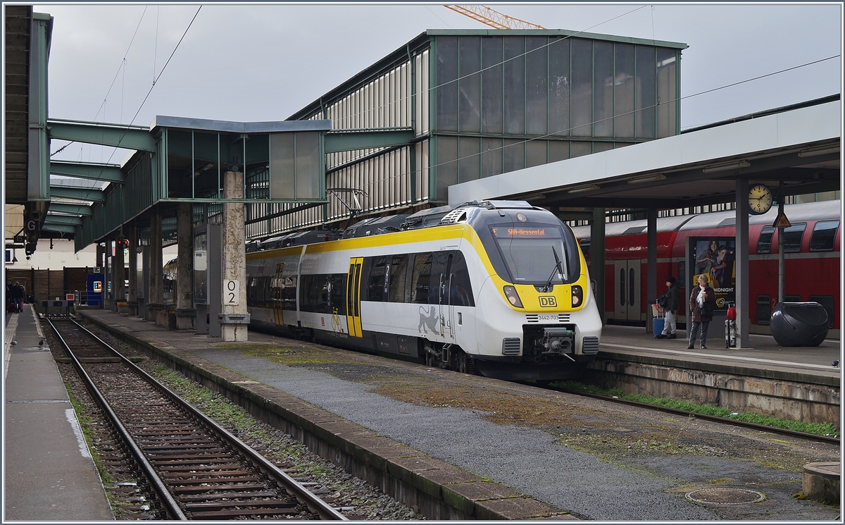 Der in einladenden Baden-Würtemberg Landesfarben lackierte ET 442 mit dem Triebkopf 3442-703 wartet in Stuttgart auf die Abfahrt nach Schwäbisch Hall Hessenthal.
2. Jan. 2018