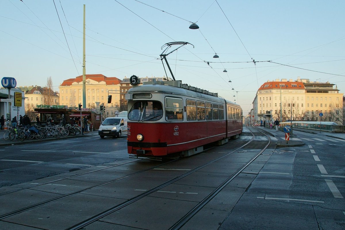 Der Einsatz von E1-c4-Zügen auf der Wiener  Linie 5 endete ursprünglich im August 2017. Seit September 2018 werden einzelne Kurse, die vom Bahnhof Rudolfsheim gestellt wurden, wieder mit E1 gefahren. Am 18.12.2018 war E1 4552 mit einem unbekannten c4 auf der Linie 5 unterwegs und hat gerade die Friedensbrücke zwischen den Gemeindebezirken Brigittenau und Alsergrund überquert.