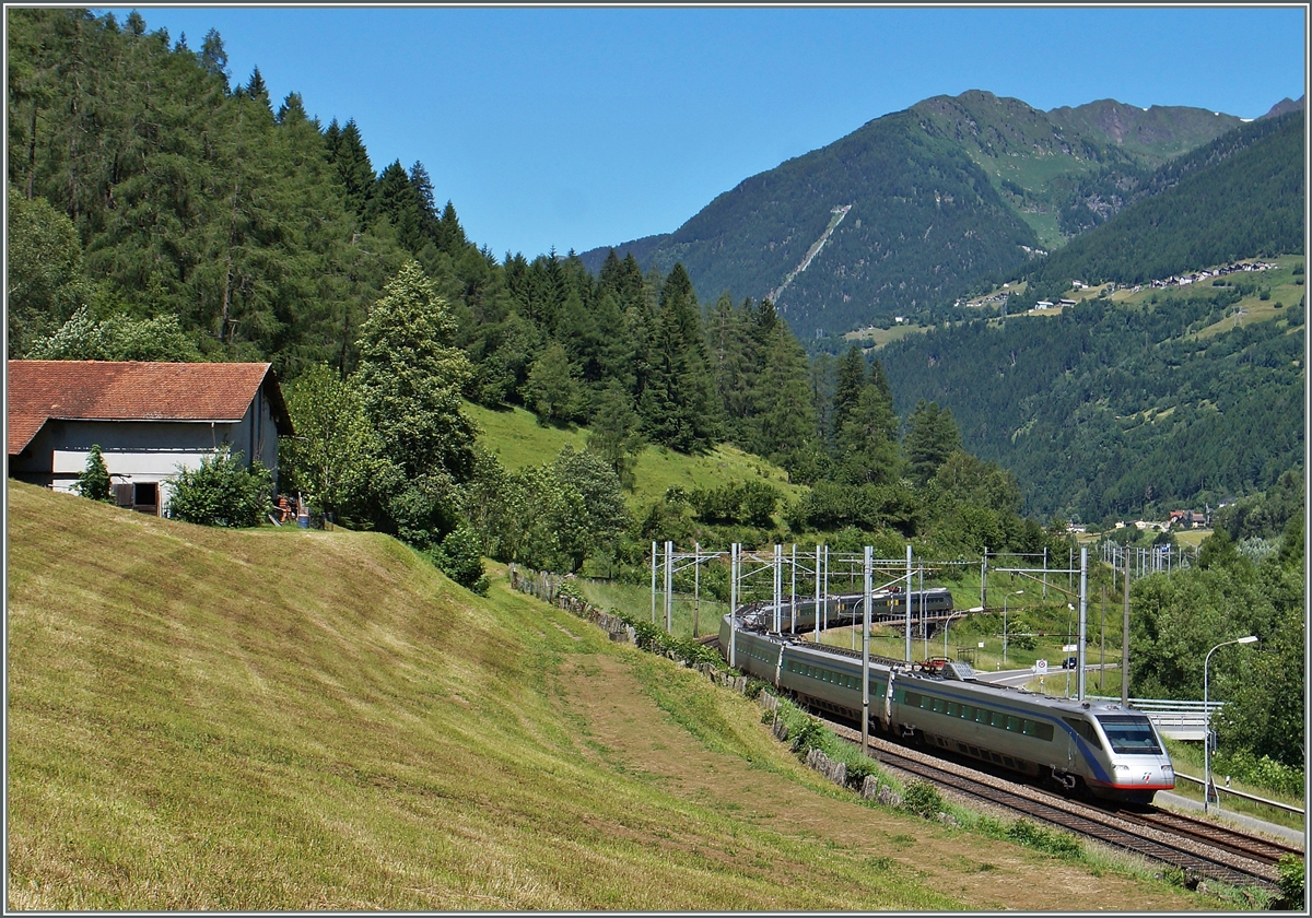 Der Einsatz der ETR 470 neigt sich dem Ende entgegen: Als EC 15 unterwegs von Zürich nach Milano, konnte ich diesen FS ETR kurz vor Rodi Fiesseo fotogarfieren.
24. Juni 2015