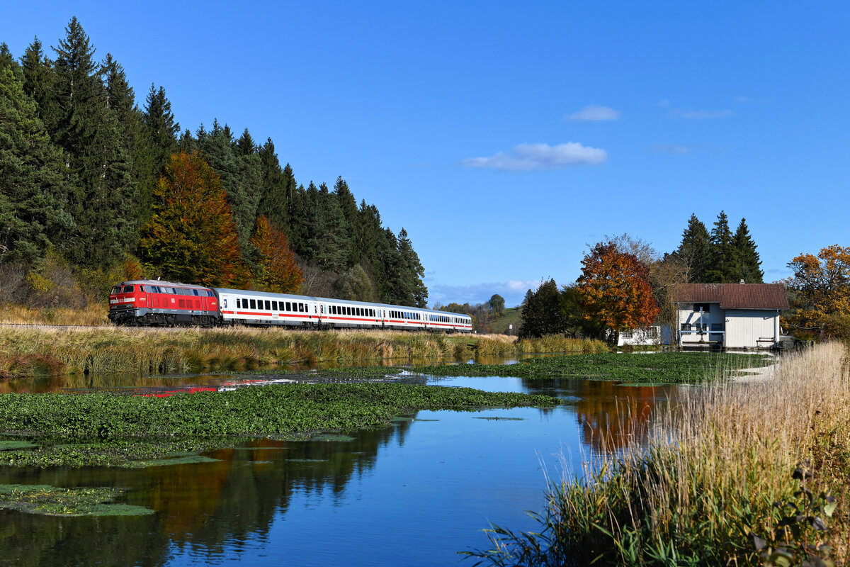 Der Einsatz der gepflegten 218 435 vor dem IC 2085 nach Oberstdorf motivierte mich am 23. Oktober 2021 zu einem Besuch am Ruderatshofer Weiher. In flotter Fahrt und pünktlich passierte der  Nebelhorn  die bei vielen Eisenbahnfreunden bekannte Fotostelle. 