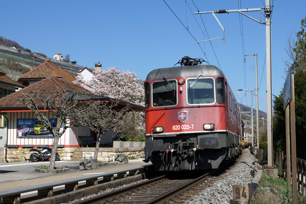 Der einspurige Streckenabschnitt in Ligerz verewigt am 28. März 2019.
Postzug unterwegs in Richtung Westschweiz mit der Re 620 025-7  OENSINGEN .
Foto: Walter Ruetsch 