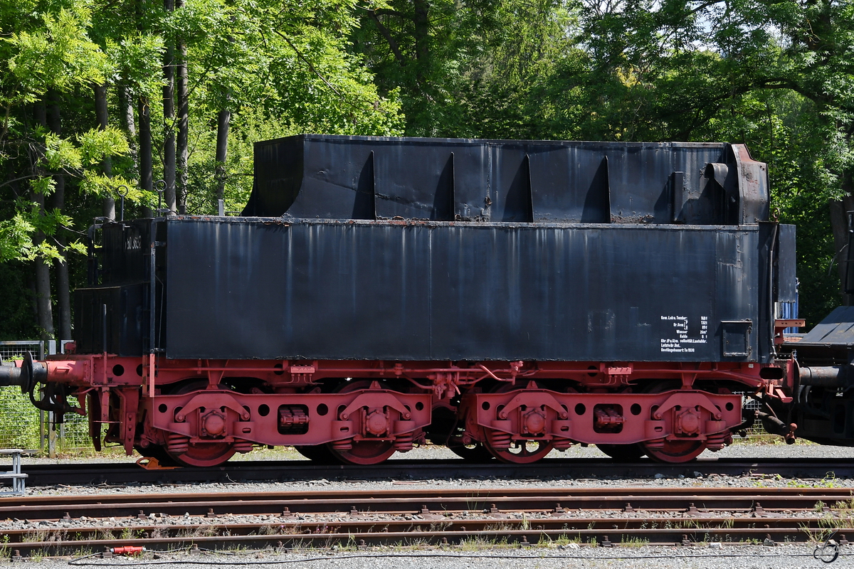 Der einzeln angestellte Schlepptender an der Dampflokomotive 50 3632-2. (Deutsches Dampflokomotiv-Museum Neuenmarkt-Wirsberg, Juni 2019)