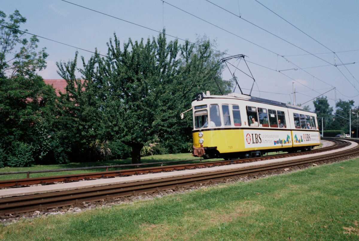Der einzelne GT4 auf der Linie 3 der Stuttgarter Stra�enbahnen (Gleise der fr�heren Filderbahn) neigte sich in M�hringen schon sehr (1983)