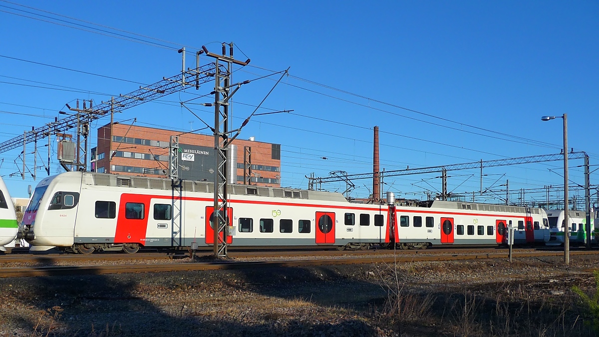 Der einzig rote Triebzug der VR-Baureihe Sm4, #6424, in Riihimki, 1.5.13 