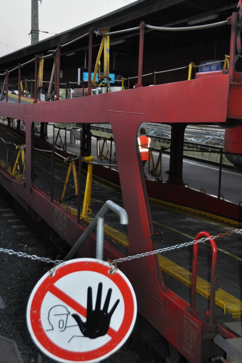 Der einzige Autoreisezug von Graz nach Vorarlberg ist ein Nachtzug. Die Wartezeit verleitet, abends trotz ungenügender Lichtverhältnisse die Verladestation fotografisch zu dokumentieren. Hier der Autotransportwagen. 17.09.2014, Graz Hauptbahnhof.