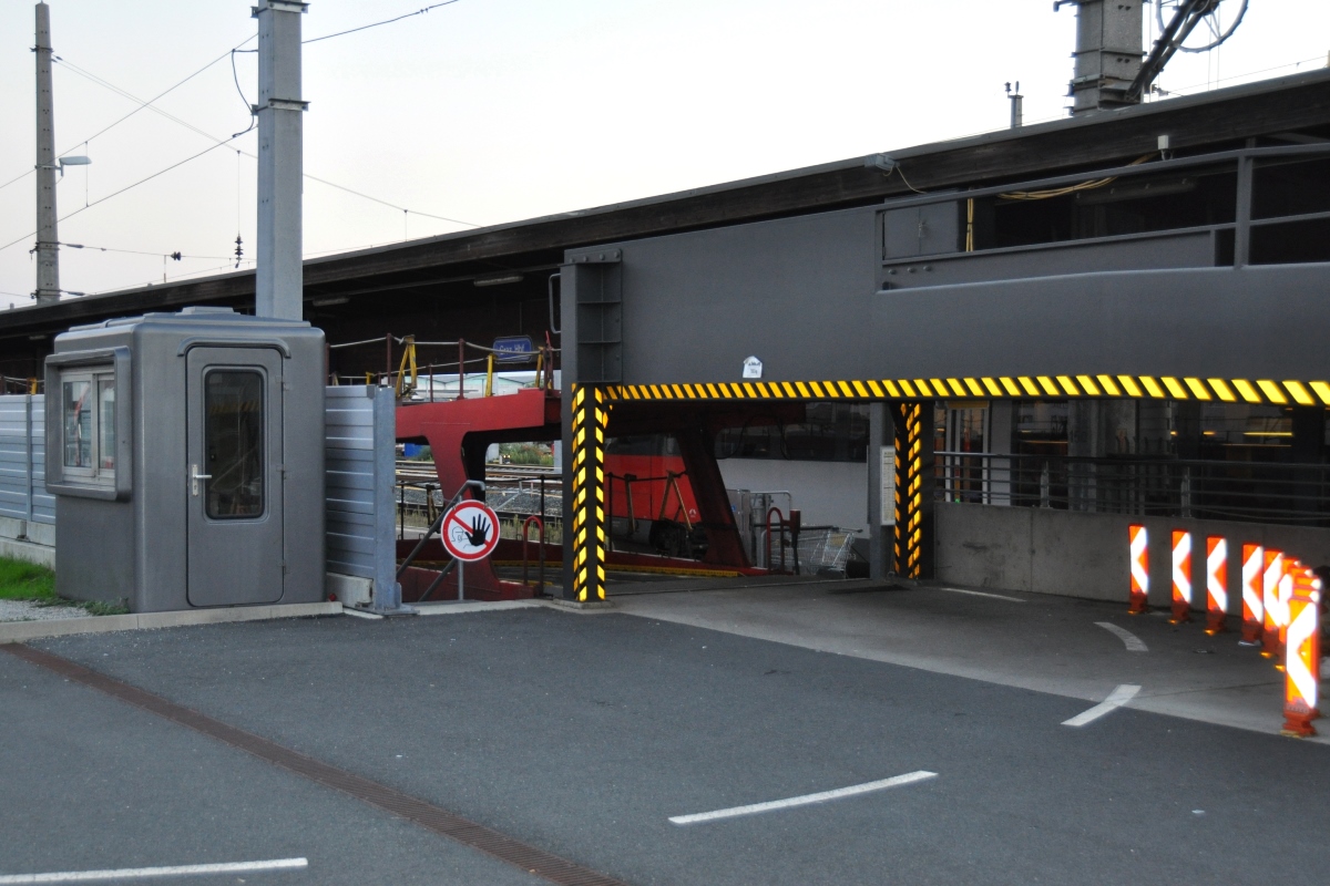 Der einzige Autoreisezug von Graz nach Vorarlberg ist ein Nachtzug. Die Wartezeit verleitet, abends trotz ungenügender Lichtverhältnisse die Verladestation fotografisch zu dokumentieren. Hier die Einfahrtsrampe zum Autotransportwagen. 17.09.2014, Graz Hauptbahnhof.