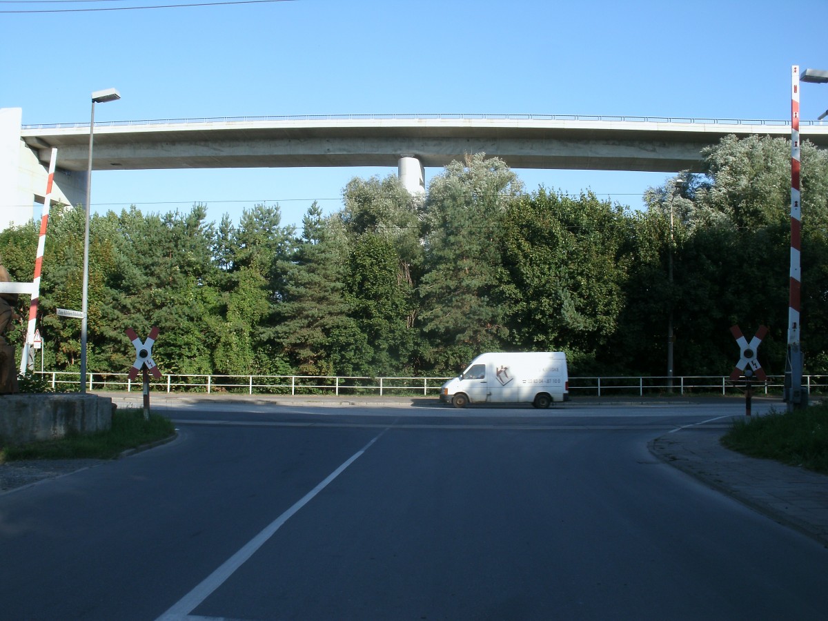 Der einzige Bahn�bergang auf der Insel D�nholm(zwischen Stralsund und R�gen)unterhalb der R�genbr�cke am 25.August 2013.