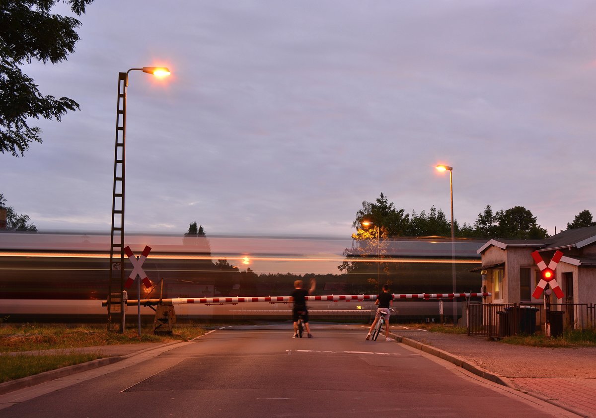 Der einzige Bahnübergang mit Blinklichtanlage ist der Bahnübergang Schützenstraße. Hier rauscht soeben ein 1648 über den Bahnübergang und passiert den Posten Schützenstraße.

Haldensleben 22.07.2019