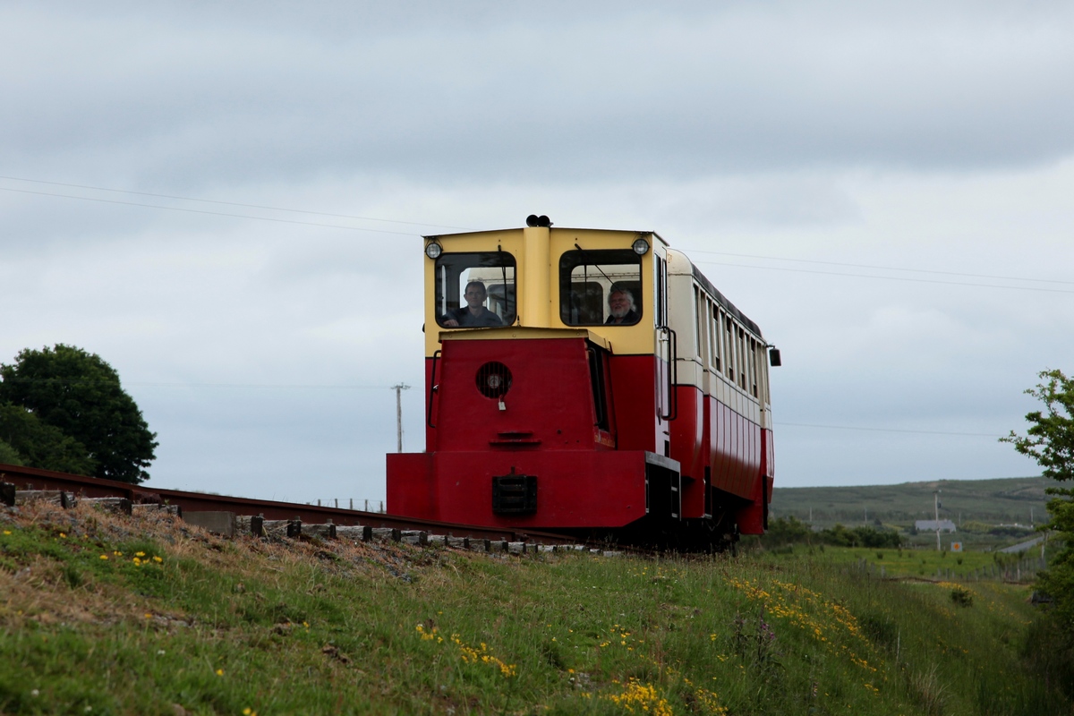 Der einzige derzeit betriebene Streckensabschnitt der eh. County Donegal Railway wird entlang des Loch Finn betrieben. Auf der ca. 5 km langen Strecke kommt die Lok (Alan Keef Ltd, Ross on Wye, England, No. 78R 2007) mit dem Railcar 18 zum Einsatz. Die Aufn. entstand ca. auf halber Strecke am Loch Finn. 18.06.2016  