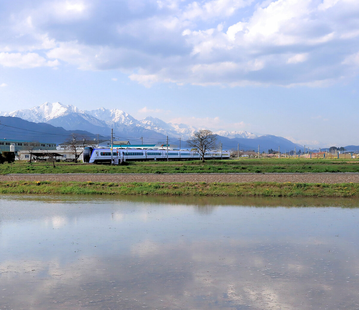 Der einzige Expresszug aus den zentralen Alpen Richtung Tokyo. Kurz vor 16 Uhr, Zug E353-12 bei Shinano Matsukawa, 20.April 2022 