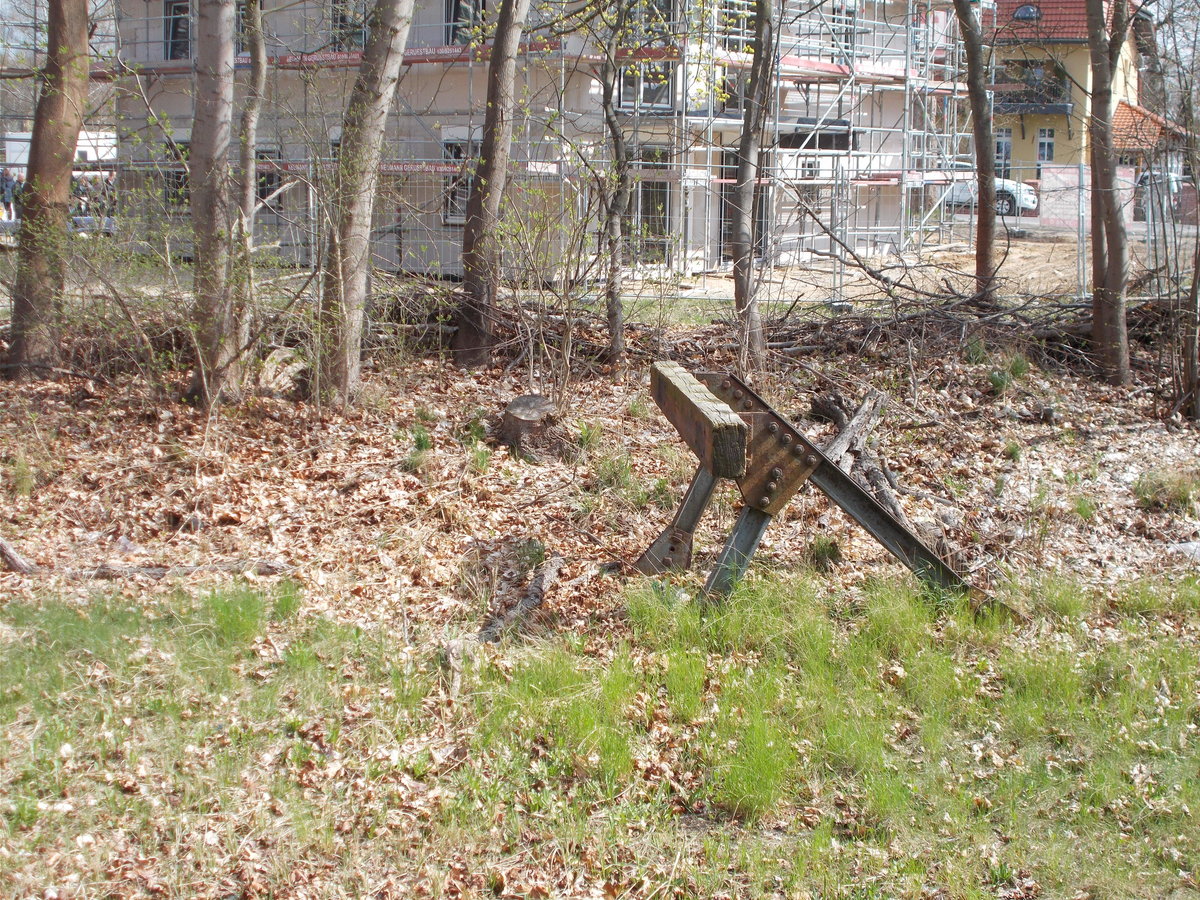 Der einzige Prellbock ohne Gleis,am 08.April 2016,in Wandlitzsee(Heidekrautbahn).