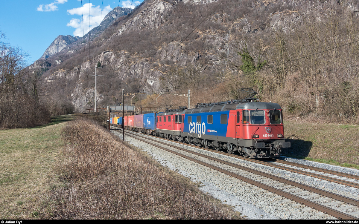 Der einzige Transitgüterzug von SBB Cargo International, der mir am 14. März 2018 begegnete, war leider nicht wie erhofft mit einer neuen Vectron bespannt. Stattdessen führt die Re 6/6 11665  Ziegelbrücke  (mit fehlendem Wappen) zusammen mit einer Re 4/4 II den Zug Rotterdam - Melzo zwischen Basel und Chiasso an.