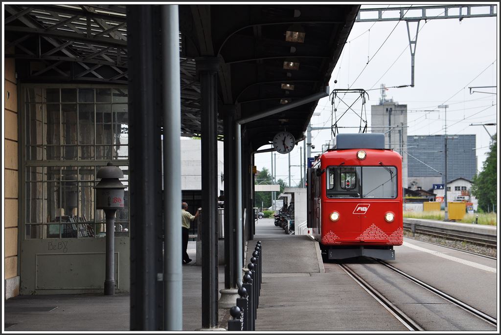 Der einzige Triebwagen der Rheineck Walzenhausen Bahn wartet am  Hausbahnsteig  in Rheineck auf Anschlussreisende.Übrigens Habe ich im Stellwerk links und im anschliessenden Büro 1970 meine Stationslehre gemacht. (18.06.2015)