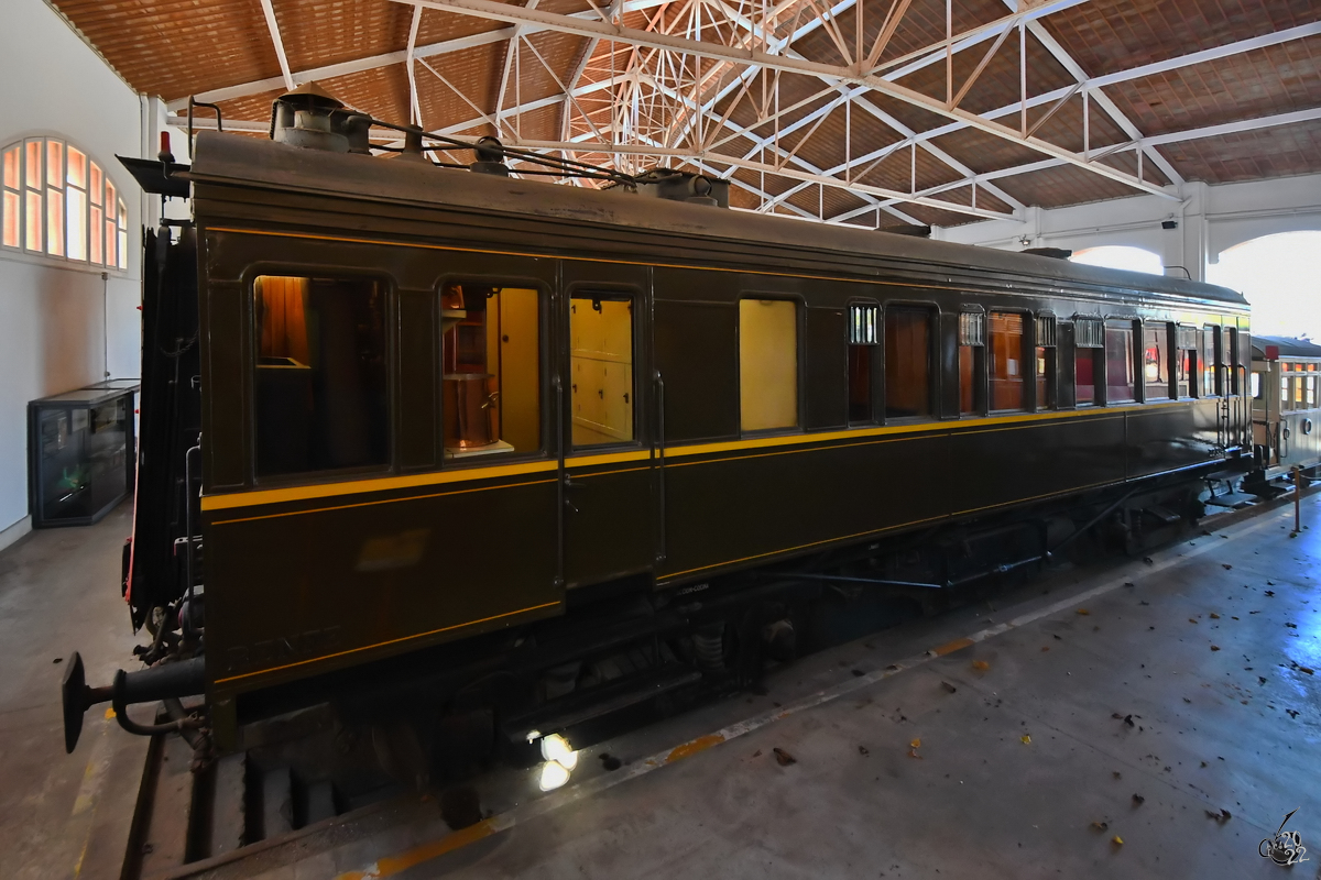 Der im Eisenbahnmuseum von Katalonien ausgestellte Salonwagen MZA ASW ffv 24 (Renfe ZZ-324) stammt aus dem Jahr 1928. (Vilanova i la Geltrú, November 2022) 