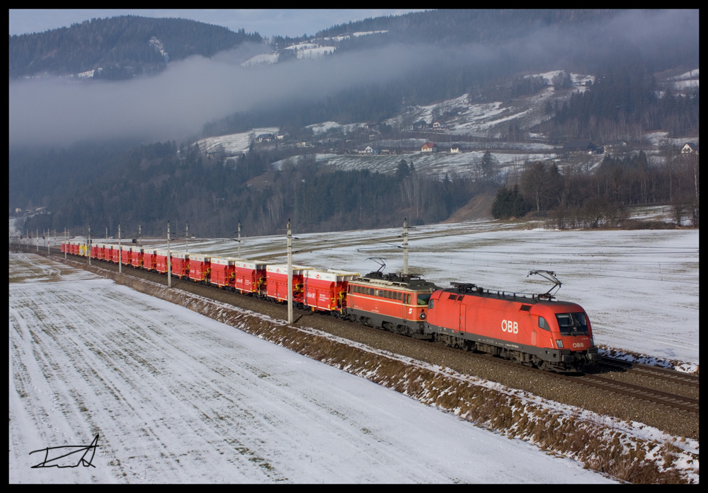 Der in Eisenerz beladene Ganzzug 58664 überquert auf seinem Weg nach Leoben Donawitz auch den Schoberpass. Gezogen wurde der am 27 Jänner 2016 verkehrende Zug von der 1116 154 und 1142 682. Trieben
