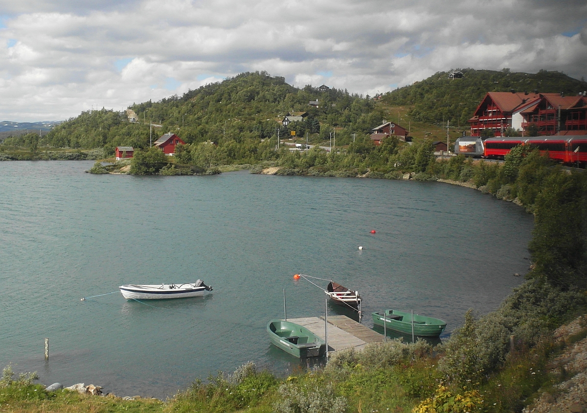 Der von El 18 2261 gezogene Zug Nr. 61 von Oslo nach Bergen bei der Einfahrt in die Station Ustaoset. Aufnahme entstand am 20.08.2015 aus dem vorletztem Wagen.