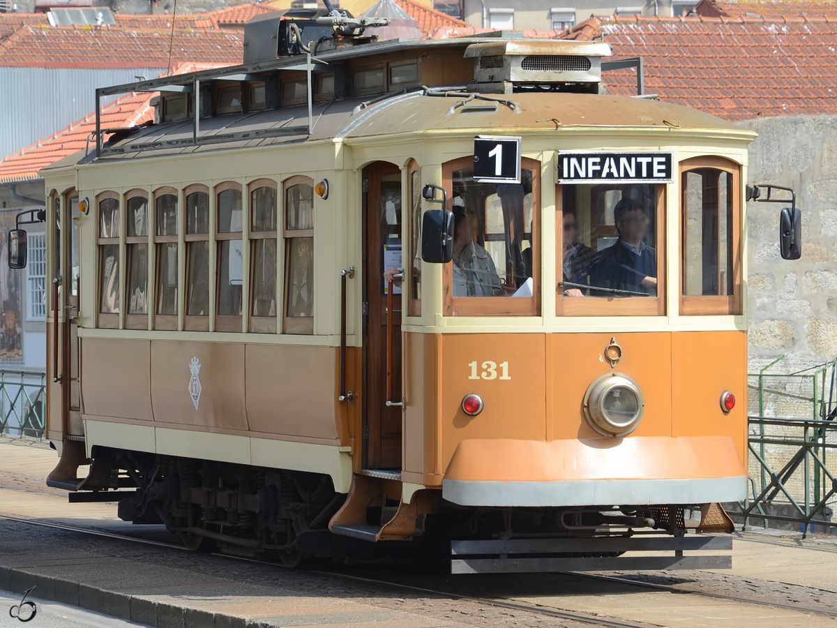 Der Eléctrico No. 131 der Sociedade de Transportes Colectivos do Porto (STCP), aufgenommen im Mai 2013.