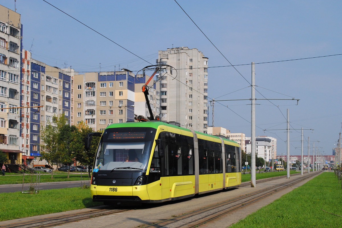 Der  Electron  1186 fährt als derzeit das jüngstes Fahrzeug der Lemberger Straßenbahn am prosp. Chervonoi Kalyny der Endstelle Bernadskoho vul. entgegen. (31.08.2018)