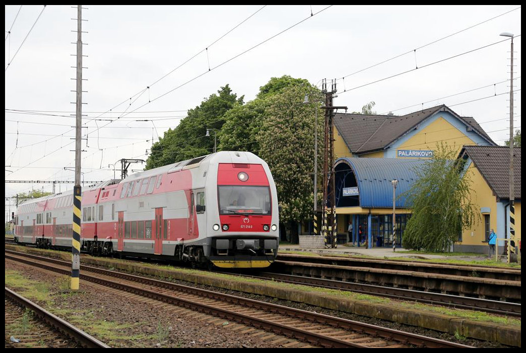 Der  Elefant  671814-9 hält als Zug 4611 am 16.5.2019 um 10.29 Uhr auf dem Weg nach Nove Zamky im Bahnhof Palarikovo.