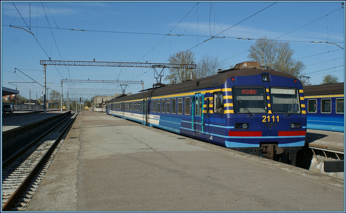 Der Elektriraudtee Triebzug 2111 wartet in Tallin auf die Abfahrt nach Aeguidu.
9. Mai 2012 