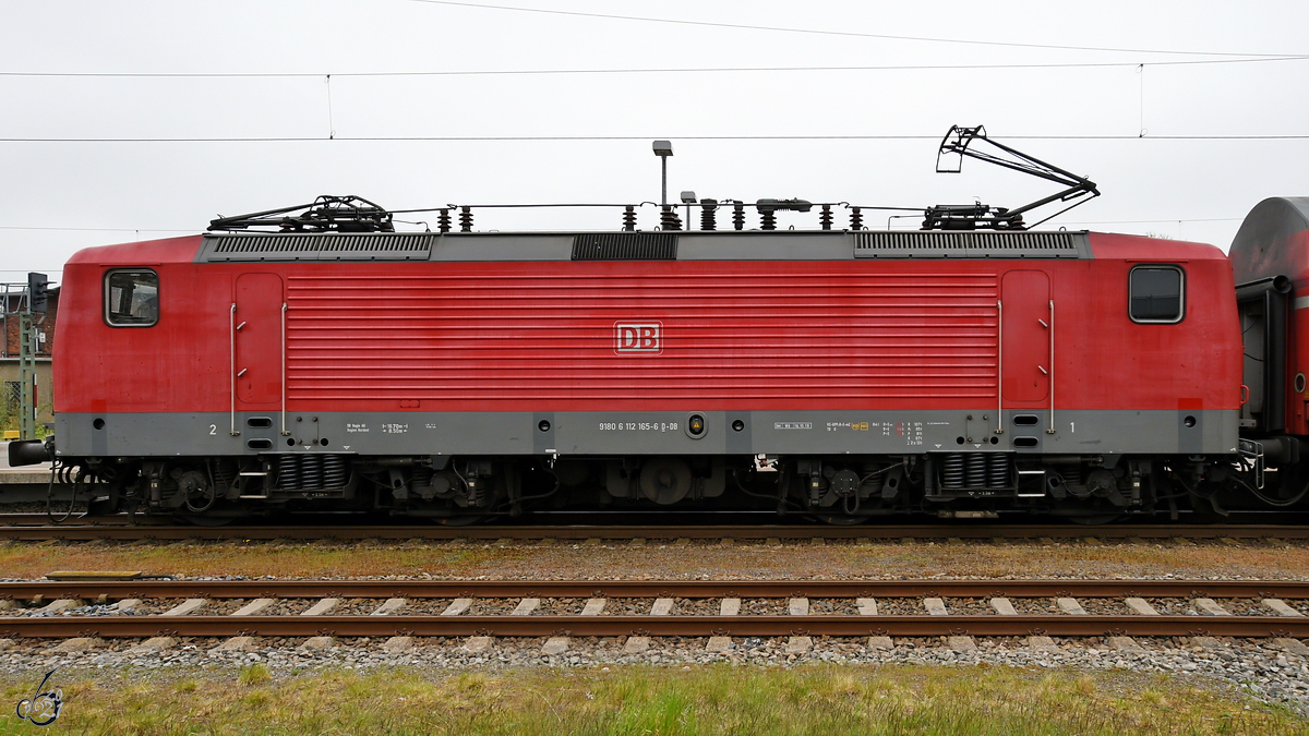 Der Elektrolokomotive 112 165 wartet am Bahnhof Züssow auf die Weiterfahrt. (Mai 2021)