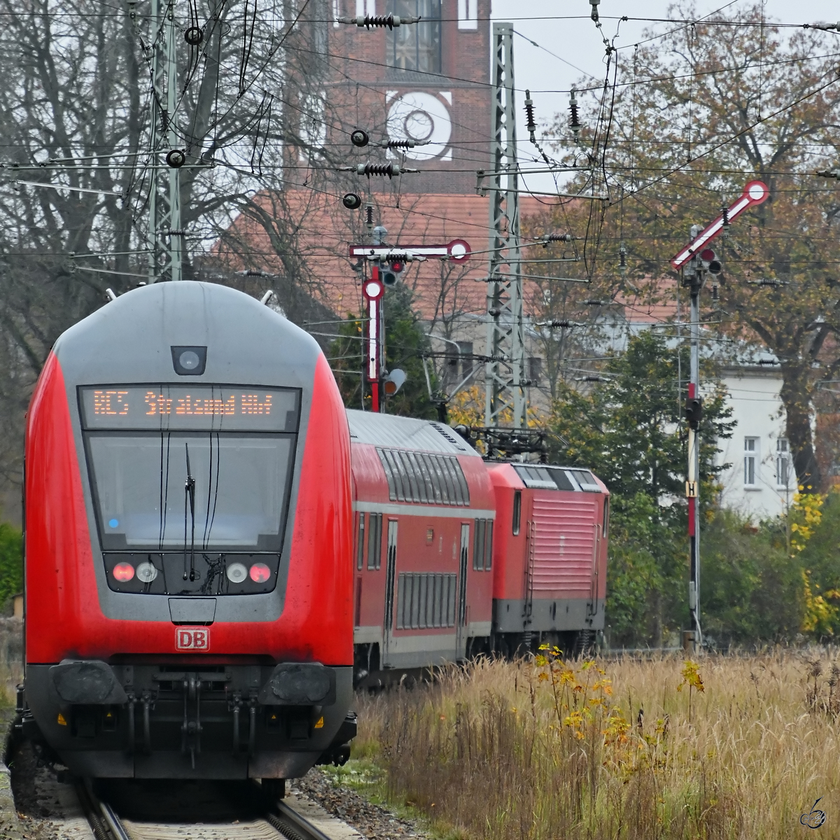 Der von der Elektrolokomotive 114 040 gezogene RE 5 nach Stralsund Hbf verlässt den Bahnhof Demmin. (November 2020)
