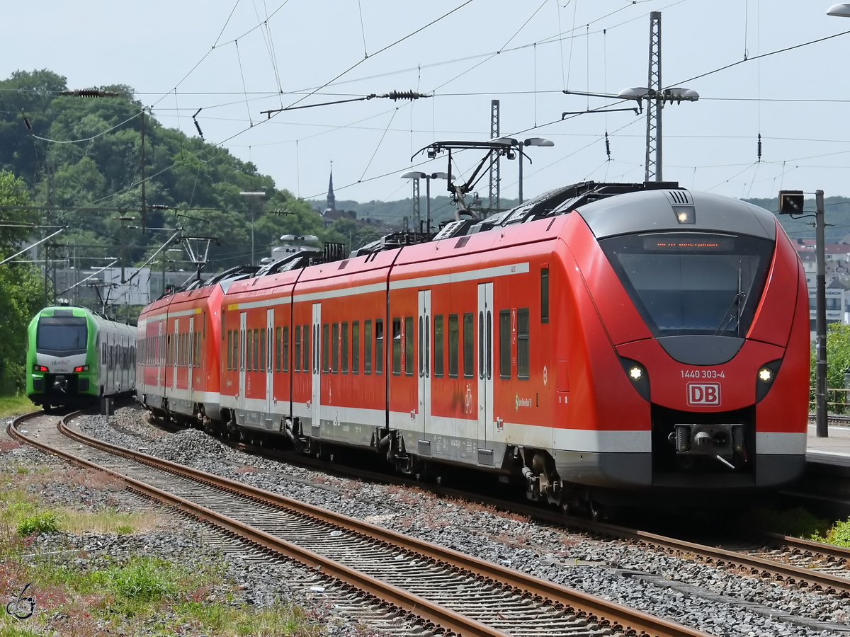 Der Elektrotriebzug 1440 303-4 beim Halt in Wuppertal-Unterbarmen, so gesehen Mitte Juni 2021.