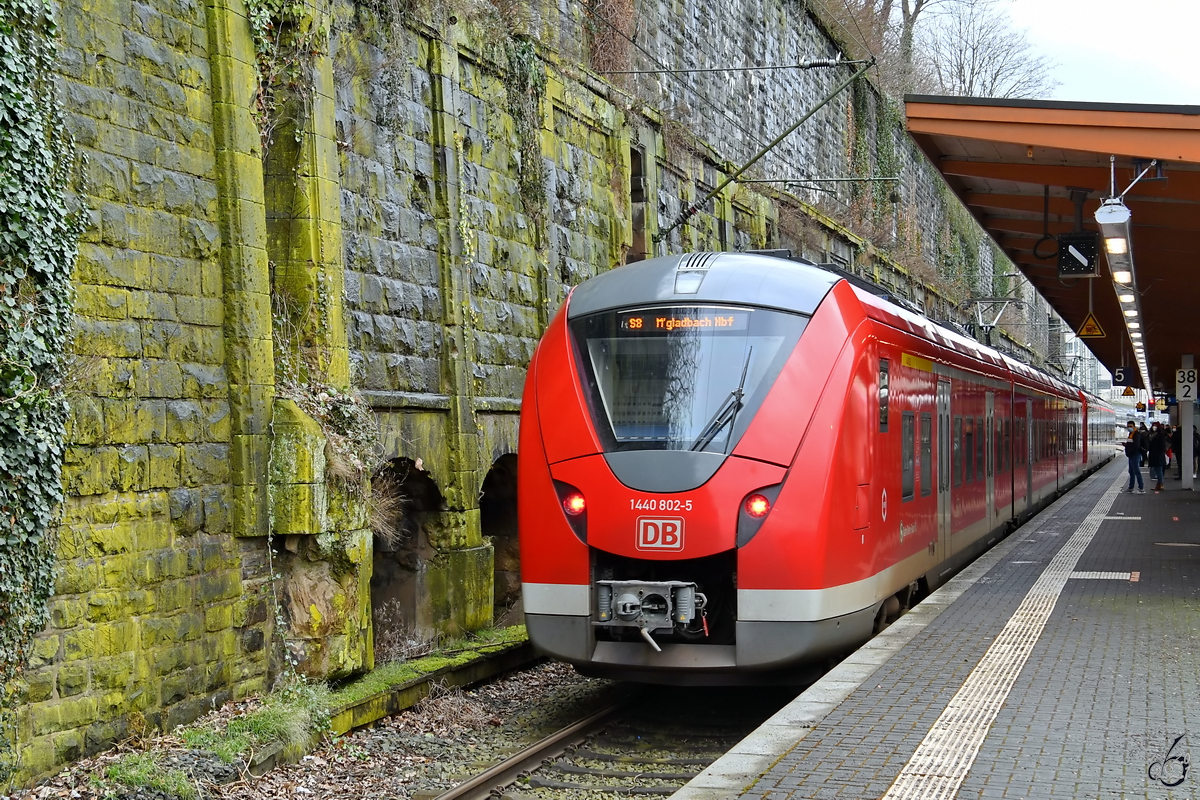 Der Elektrotriebzug 1440 802-5 bei der Einfahrt am Hauptbahnhof Wuppertal. (Februar 2021)