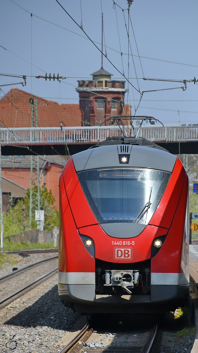 Der Elektrotriebzug 1440 816-5 beim Halt in Wuppertal-Unterbarmen, so gesehen Ende April 2021.
