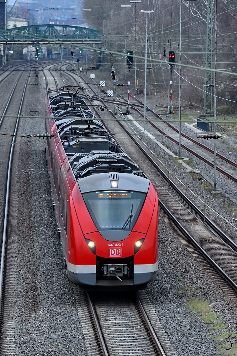 Der Elektrotriebzug 1440 823-1 ist hier Mitte März 2021 kurz vor der Ankunft in Wuppertal-Unterbarmen zu sehen.