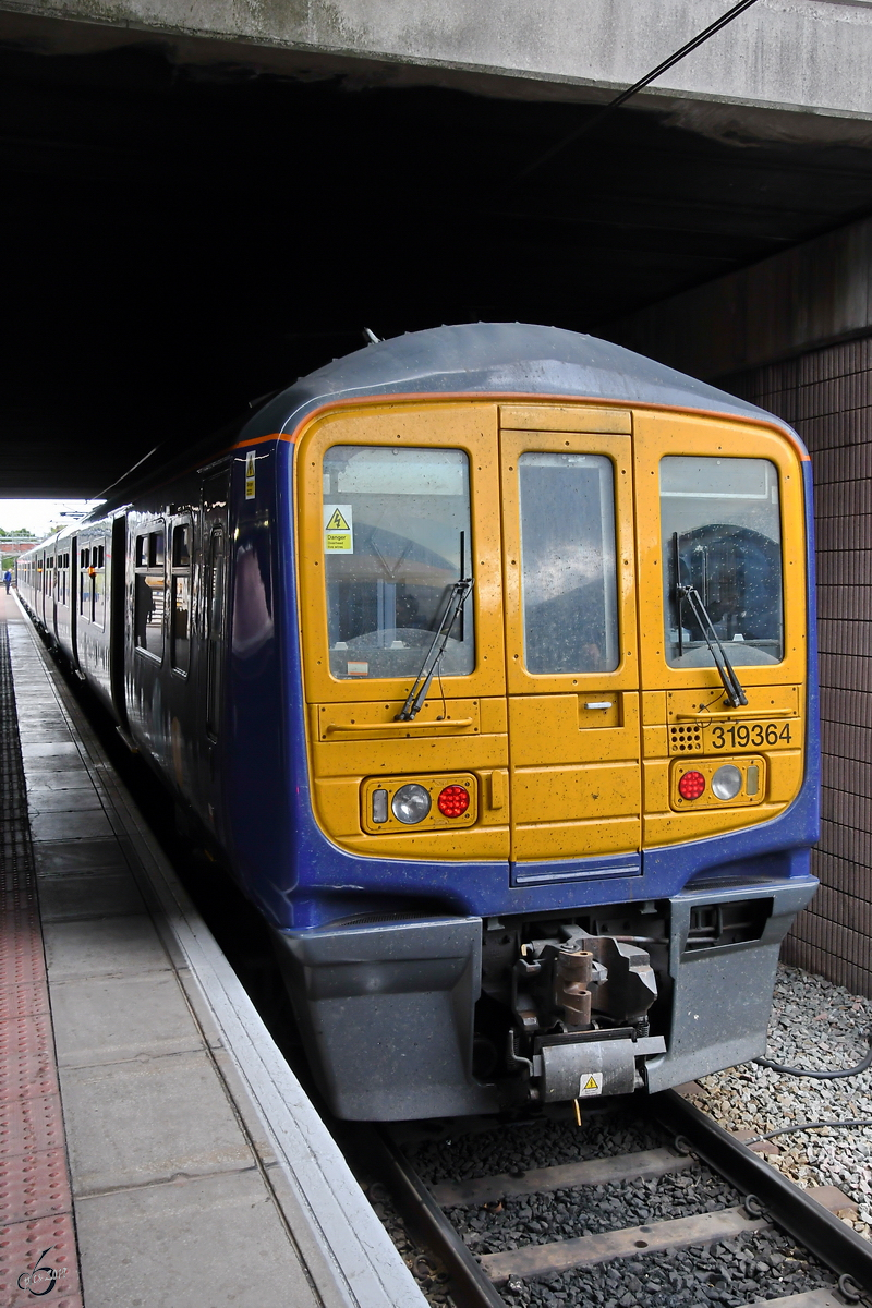 Der Elektrotriebzug 319364 der Arriva Rail North (Northern) nach der Ankunft an der Haltestelle Manchester-Flughafen. (Mai 2019)
