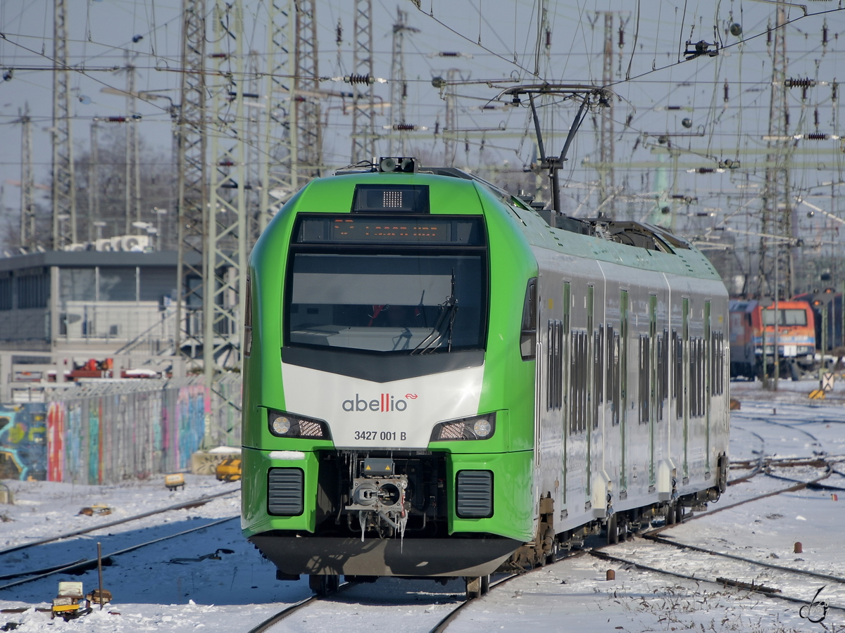 Der Elektrotriebzug 3427 001 ist als S2 nach Essen Hbf unterwegs und hier bei der Einfahrt am Hauptbahnhof Wanne-Eickel zu sehen. (Februar 2021)