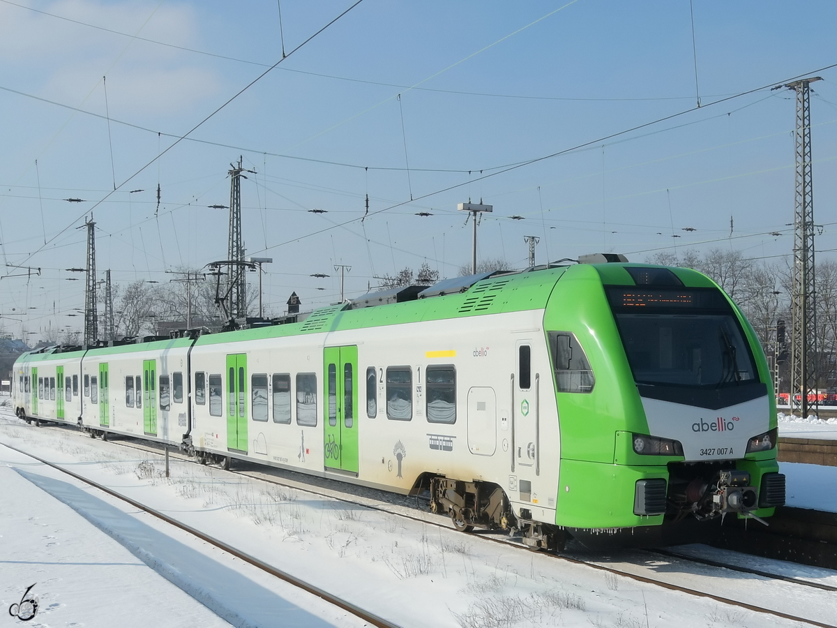 Der Elektrotriebzug 3427 007 ist hier bei der Einfahrt am Hauptbahnhof Wanne-Eickel zu sehen. (Februar 2021)