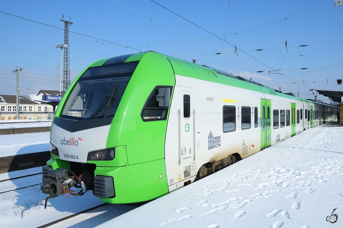 Der Elektrotriebzug 3429 003 wartet am Hauptbahnhof Wanne-Eickel auf die Weiterfahrt. (Februar 2021)