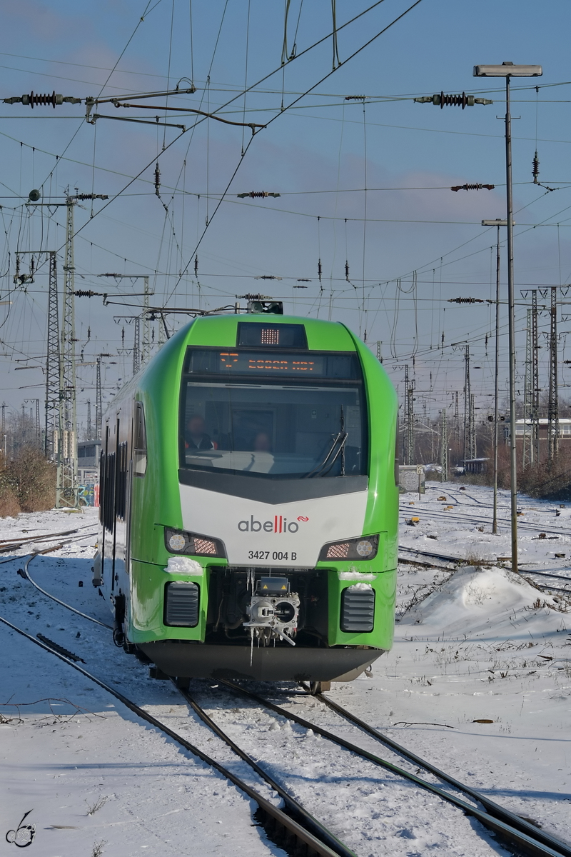 Der Elektrotriebzug 3429 004 ist hier bei der Einfahrt am Hauptbahnhof Wanne-Eickel zu sehen. (Februar 2021)