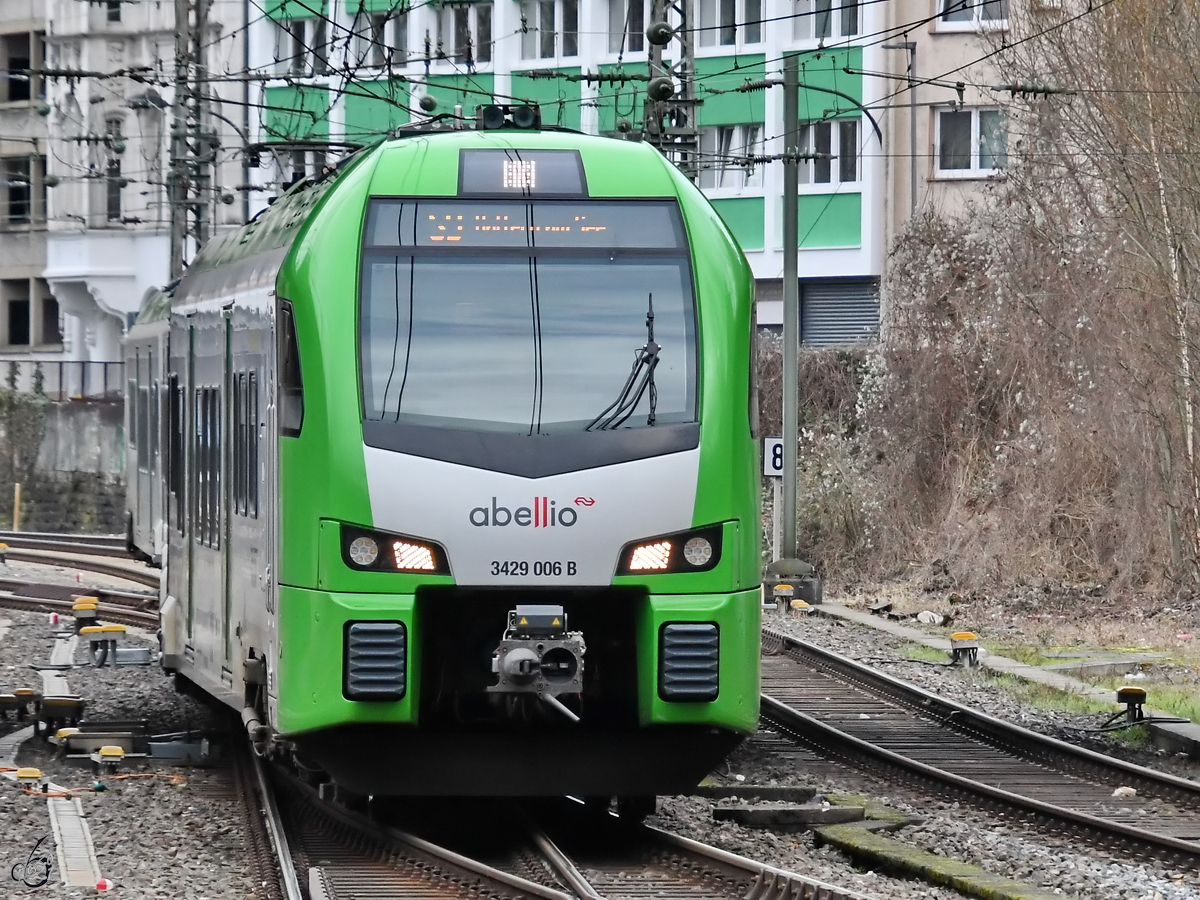Der Elektrotriebzug 3429 006 bei der Ankunft am Hauptbahnhof Wuppertal. (Februar 2021)