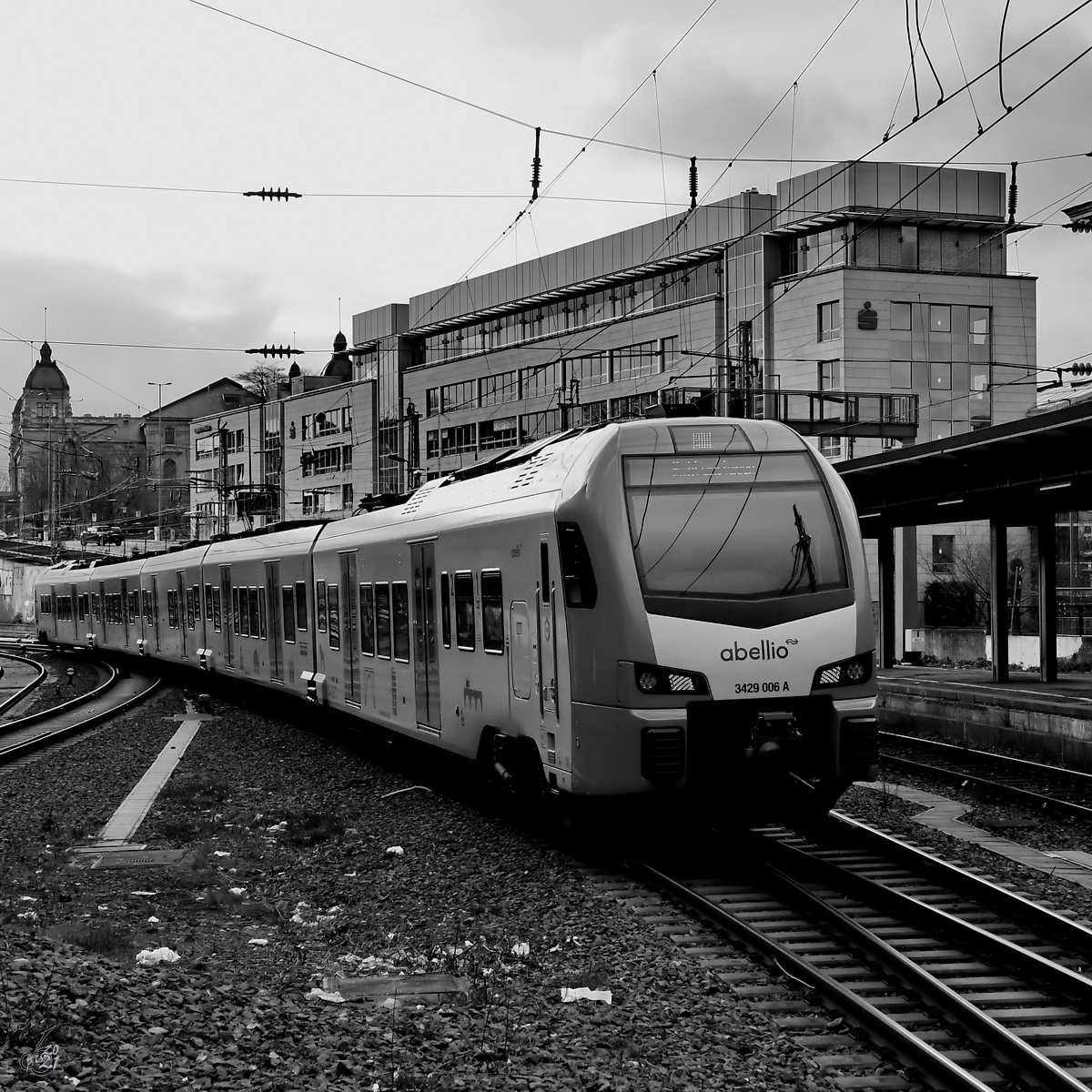 Der Elektrotriebzug 3429 006 bei der Einfahrt am Hauptbahnhof Wuppertal. (Februar 2021)