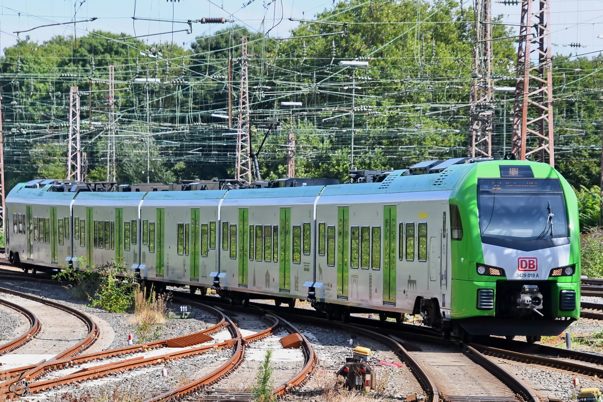 Der Elektrotriebzug 3429 019 ist hier Ende August 2022 kurz vor der Ankunft am Essener Hauptbahnhof zu sehen.