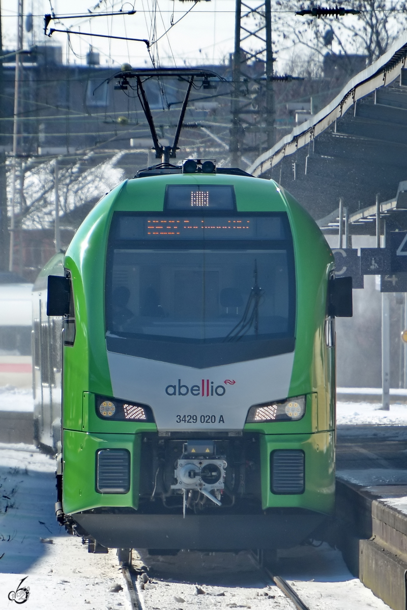 Der Elektrotriebzug 3429 020 ist hier beim Halt am Hauptbahnhof Wanne-Eickel zu sehen. (Februar 2021)