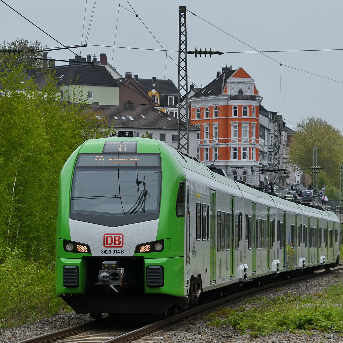Der Elektrotriebzug 3429 023 ist hier im April 2022 bei der Ankunft in Wuppertal-Barmen zu sehen.