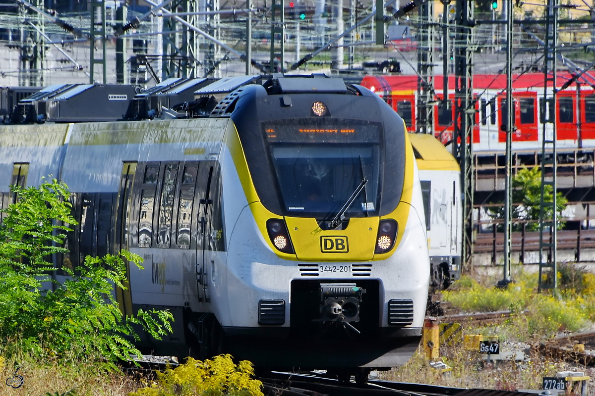 Der Elektrotriebzug 3442-201 Mitte September 2019 bei der Abfahrt vom Hauptbahnhof in Stuttgart. 