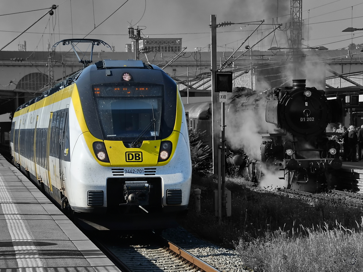 Der Elektrotriebzug 3442-701 und natürlich das Tageshighlight, die Dampflokomotive 01 202 Mitte September 2019 am Hauptbahnhof Stuttgart. 